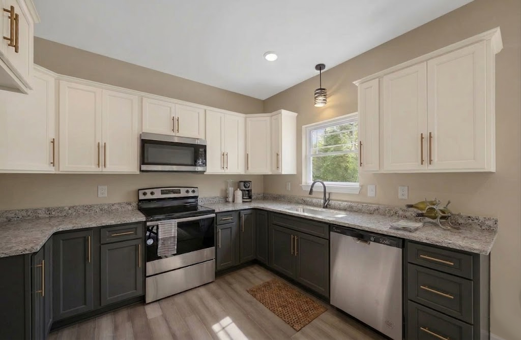 Modern kitchen with two-tone Alabaster and Iron Ore cabinets